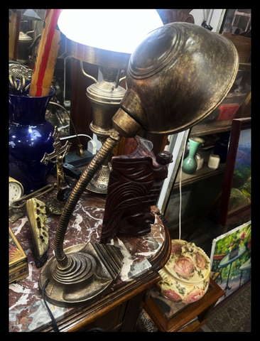 II.3843 LÁMPARA DE MESA BRONCEADA