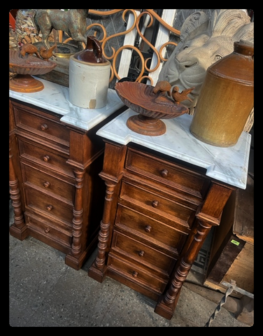 I.4406 PAR DE VELADORES ALTOS CON MÁRMOL