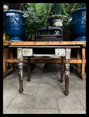 I.4488 MESA CON DEGASTES PROFUNDOS