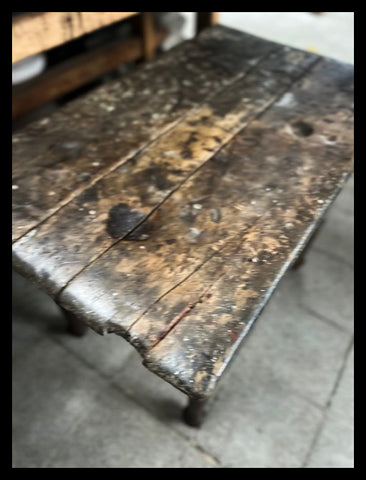 I.4488 MESA CON DEGASTES PROFUNDOS