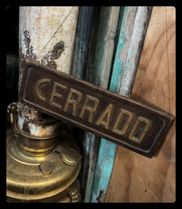 II.3801 CARTEL DE MADERA Y BRONCE