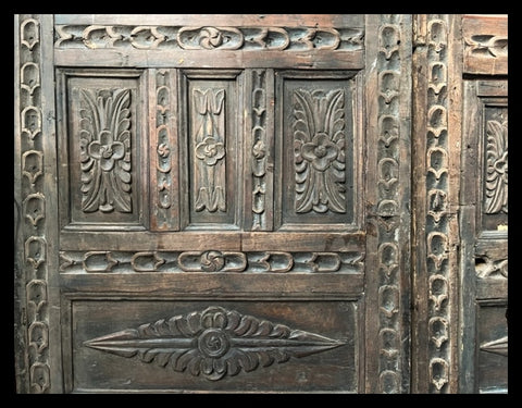 I.4521 PAR DE PUERTAS TALLADAS
