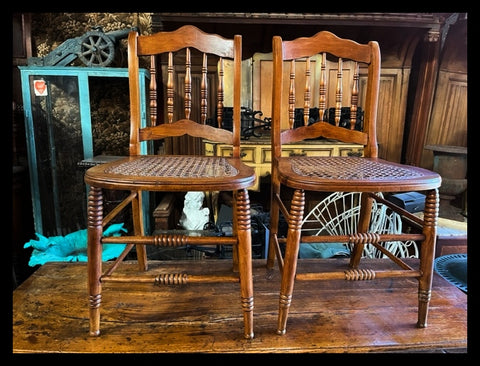 I.4523 PAR DE SILLAS TORNEADAS CON JUNCO