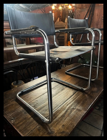 I.4530 PAR DE SILLAS CROMADAS CON CUERO NEGRO