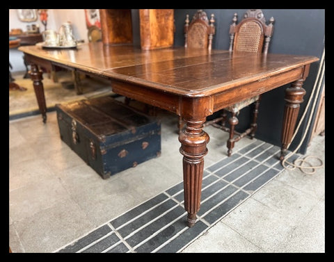 I.4519 MESA DE COMEDOR CON EXTENSIONES Y RUEDAS