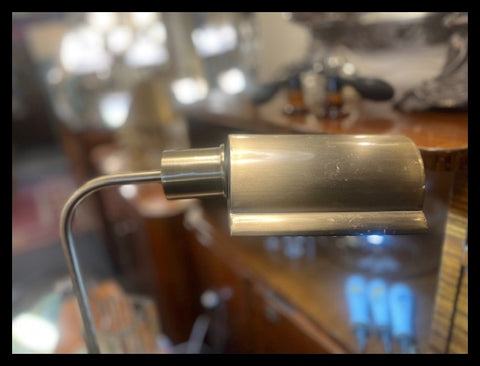 II.3920 LÁMPARA DE BRONCE DE MESA