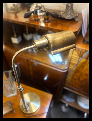 II.3920 LÁMPARA DE BRONCE DE MESA