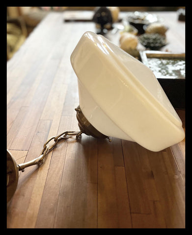 II.3924 LÁMPARA DE OPALINA Y BRONCE