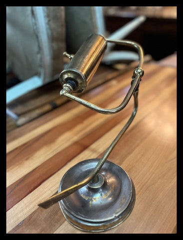 II.3927 LÁMPARA DE MESA BRONCEADA