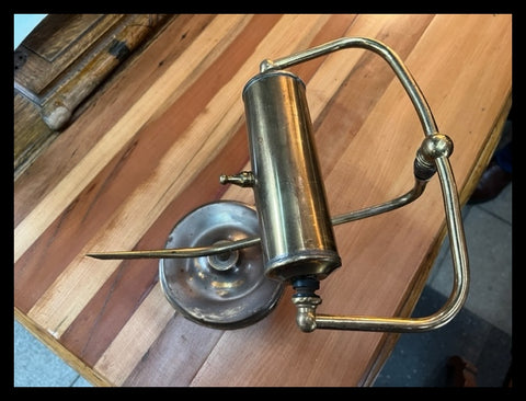 II.3927 LÁMPARA DE MESA BRONCEADA