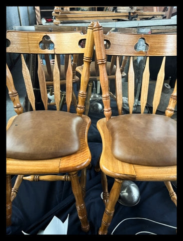 I.4552 PAR DE SILLAS CON ASIENTO DE CUERO