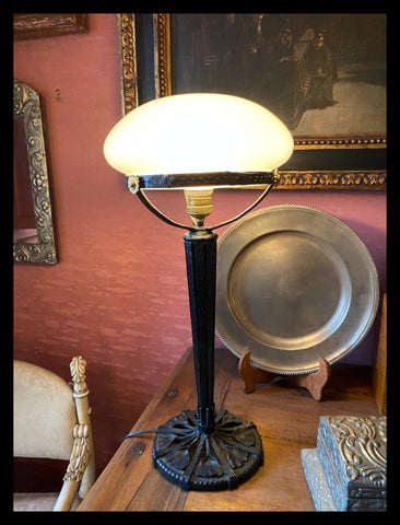 II.3330 LÁMPARA DE FIERRO NEGRO CON OPALINA