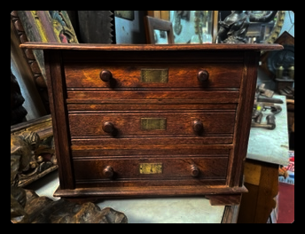 II.3806 PEQUEÑA CÓMODA DE JUGUETE