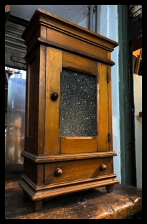 II.3807 PEQUEÑO ROPERO A ESCALA