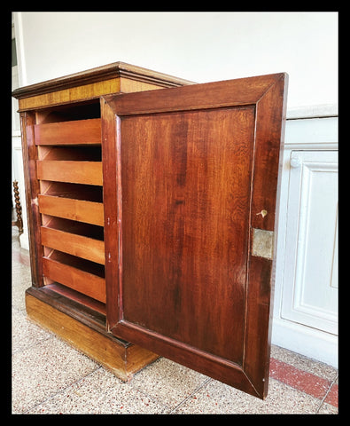 I.4474 MUEBLE MANTELERO