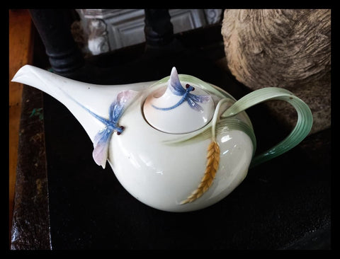 II.3929 TETERA CON LIBÉLULAS, ESPIGAS Y HOJAS