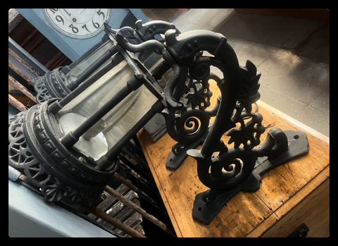 II.3818 PAR DE FAROLES DE FIERRO