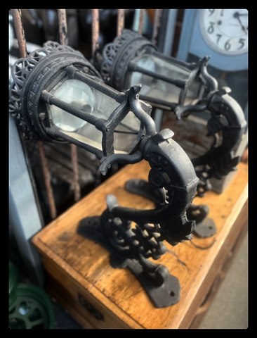 II.3818 PAR DE FAROLES DE FIERRO