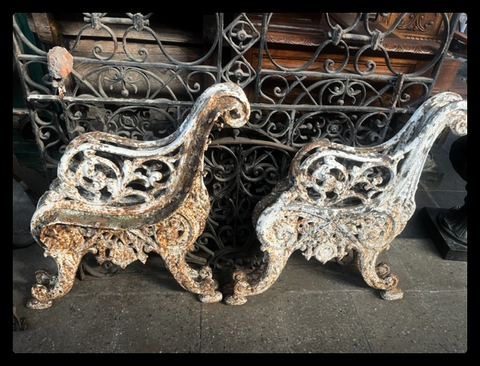 I.4425 PAR DE ESCAÑOS DE FIERRO