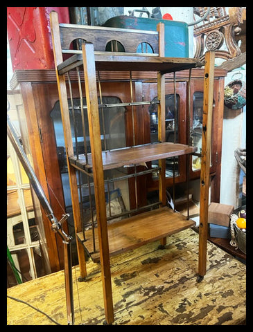 II.3731 PEQUEÑA REPISA DE MADERA Y BRONCE