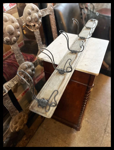 II.3733 PERCHA DE MADERA