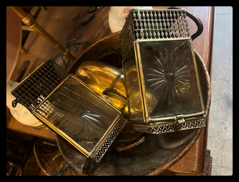 II.3822 PAR DE FAROLES DE BRONCE Y VIDRIO CORTADO