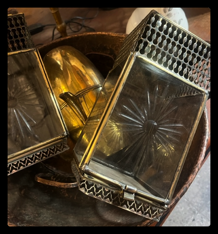 II.3822 PAR DE FAROLES DE BRONCE Y VIDRIO CORTADO