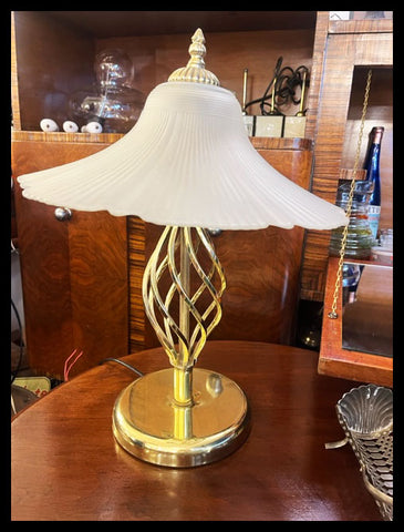 II.3741 LÁMPARA DE BRONCE Y VIDRIO EMPAVONADO