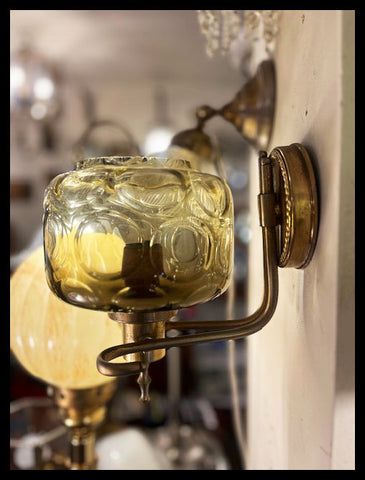 II.3744 APLIQUÉ ART DECO DE BRONCE Y VIDRIO ÁMBAR