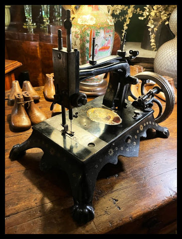 II.3759 PEQUEÑA MÁQUINA DE COSER