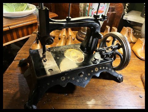 II.3759 PEQUEÑA MÁQUINA DE COSER