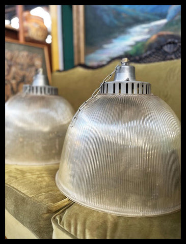 II.3819 PAR DE LÁMPARAS INDUSTRIALES