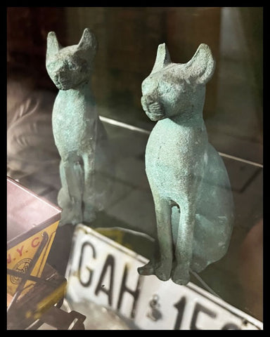 II.3822 GATOS DECORATIVOS