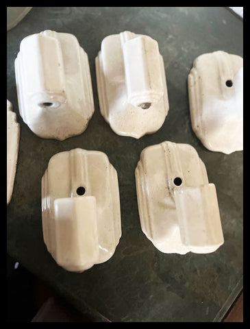 II.3829 APLIQUÉS DE LOZA