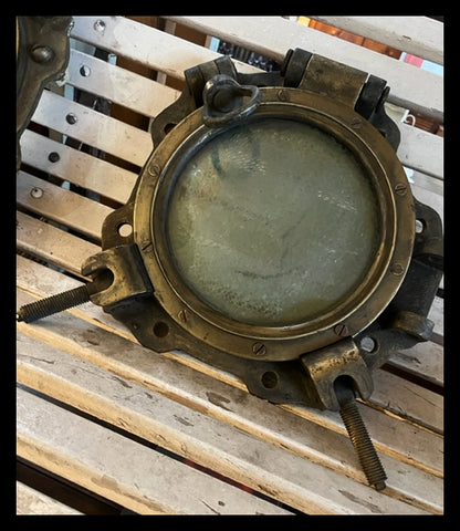 II.3824 OJO DE BUEY DE BRONCE