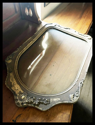 II.3835 ANTIGUO MARCO CON VIDRIO BOMBÉ