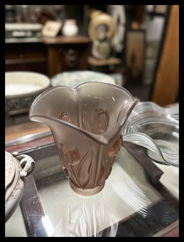 II.3836 FLORERO DE VIDRIO ROSA