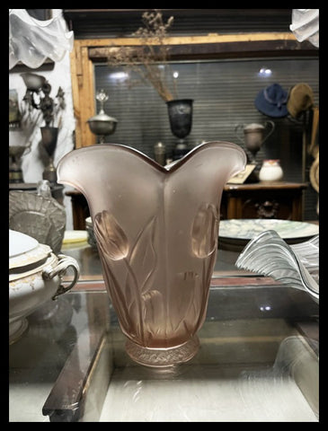 II.3836 FLORERO DE VIDRIO ROSA