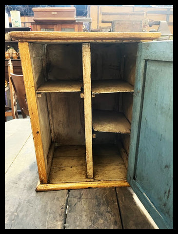 II.3838 BOTIQUÍN DE MADERA PINTADO