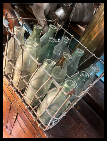 II.3845 BOTELLERO CON BOTELLAS