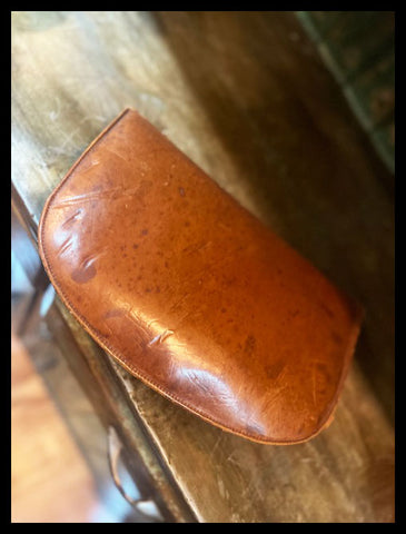 II.3847 NECESSAIRE DE CUERO CON ARTEFACTOS ORIGINALES