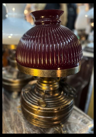 II.3832 LÁMPARA DE MESA CON PANTALLA DE OPALINA BURDEO