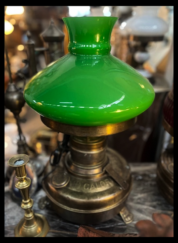 II.3832 LÁMPARA CON PANTALLA DE OPALINA VERDE