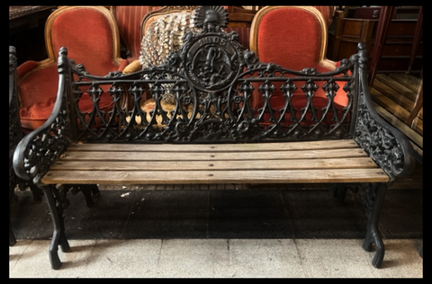 I.4444 JUEGO DE FIERRO FUNDIDO Y MADERA