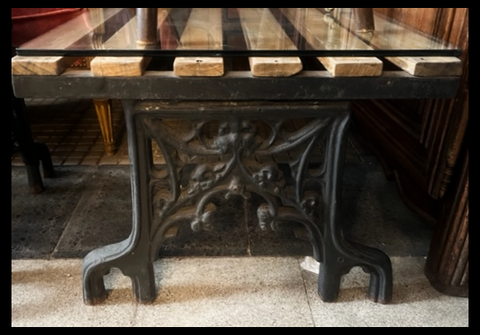 I.4444 JUEGO DE FIERRO FUNDIDO Y MADERA