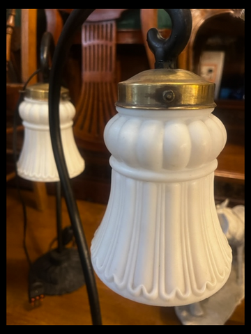 II.3838 PAR DE LAMPARITAS DE MESA