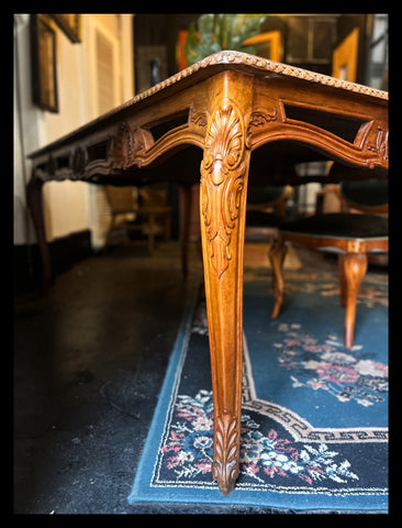 I.4517 MESA DE COMEDOR TALLADA