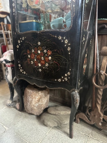 I.5026 VITRINA CON INCRUSTACIONES DE PIEDRA