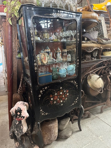 I.5026 VITRINA CON INCRUSTACIONES DE PIEDRA