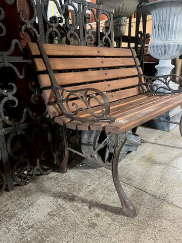 I.5043 PEQUEÑA BANCA DE FIERRO Y MADERA